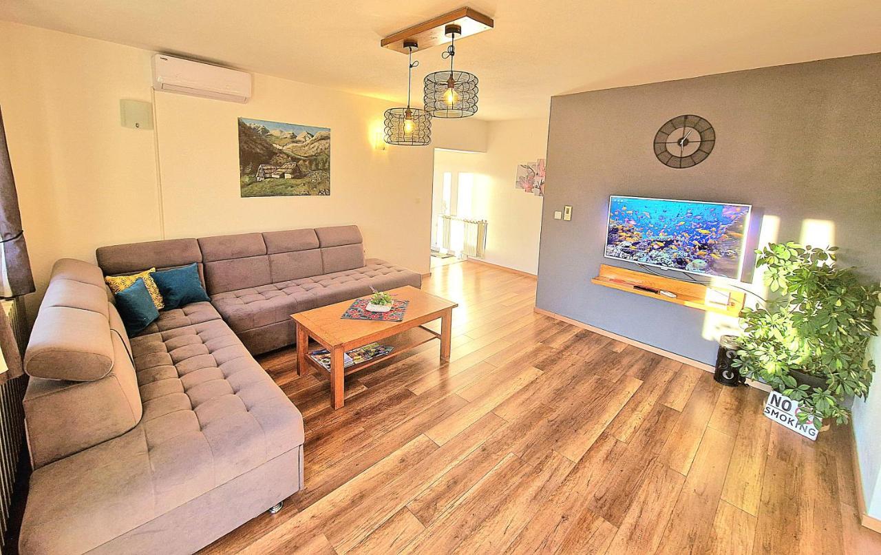 Holiday Home Melani Sinac Zewnętrze zdjęcie